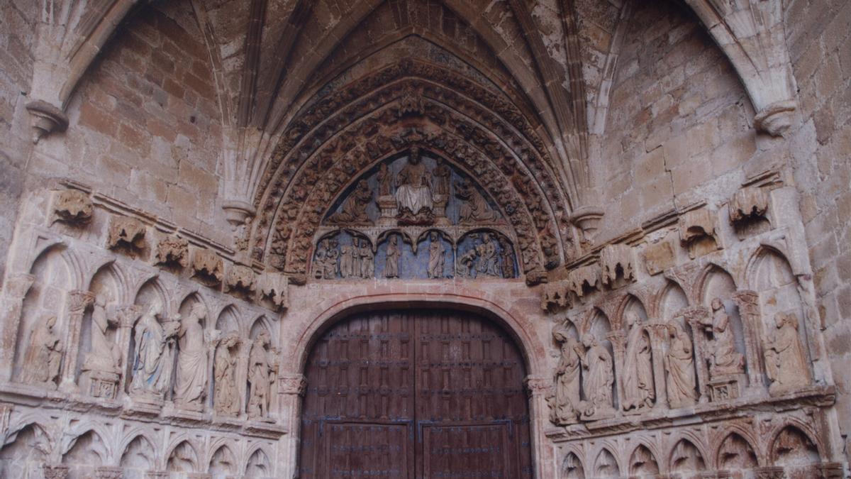 Pórtico de la iglesia de Santa María la Real, en La Hiniesta.