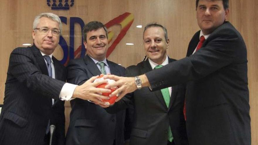 Eduard Coll (Asobal), Miguel Cardenal (CSD), Francisco Blázquez y Claudio Gómez (Federación Española ambos) tras la firma del convenio para la organización de la competición en enero.