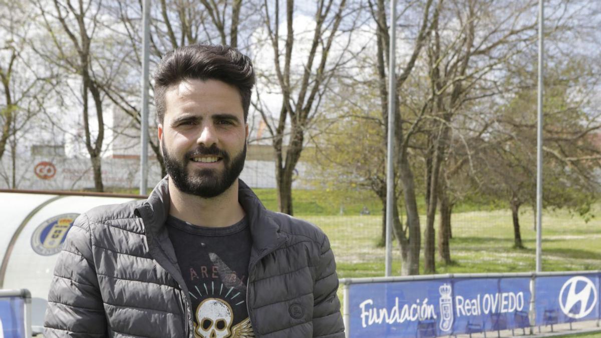 Pelayo Novo, en Fundoma con el brazalete de capitán de la Fundación del Real Oviedo.