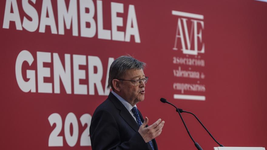 El president de la Generalitat Valenciana, Ximo Puig, interviene durante la Asamblea General de la Asociación Valenciana de Empresarios (AVE), en la Alquería del Basket de Valencia.