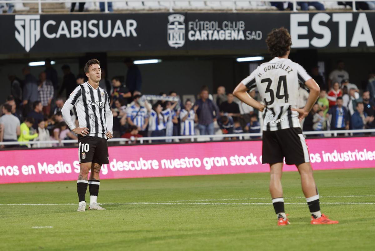 Dani Escriche y Hugo González se disculpan por el resultado frente a la afición en el centro del campo. | IVÁN URQUÍZAR