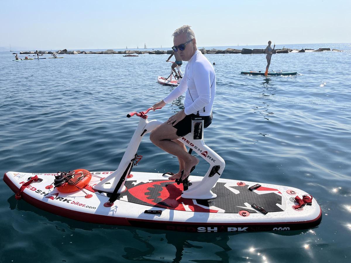 Bikesurf, las nuevas bicis acuáticas  surfean en la playa de la Barceloneta