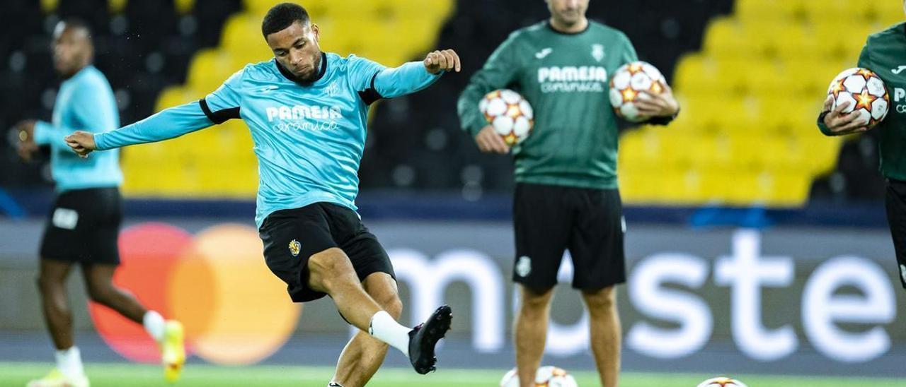 Danjuma durante un entrenamiento con el Villarreal.