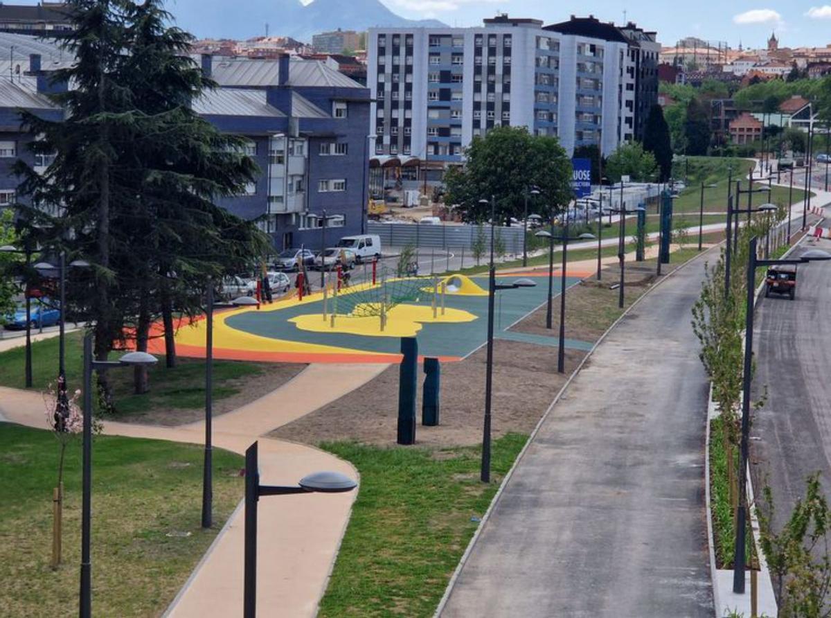 La nueva glorieta de Santullano toma forma para abrir al tráfico en un mes