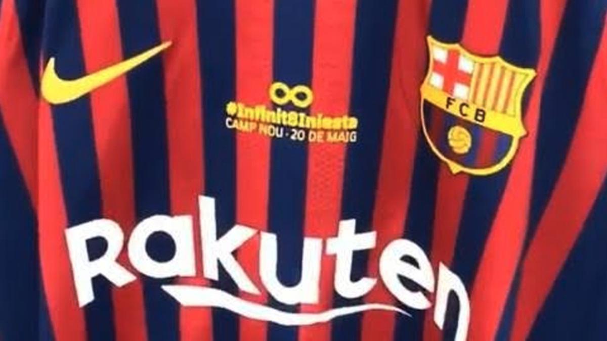 Las camisetas, personalizadas en homenaje a Iniesta