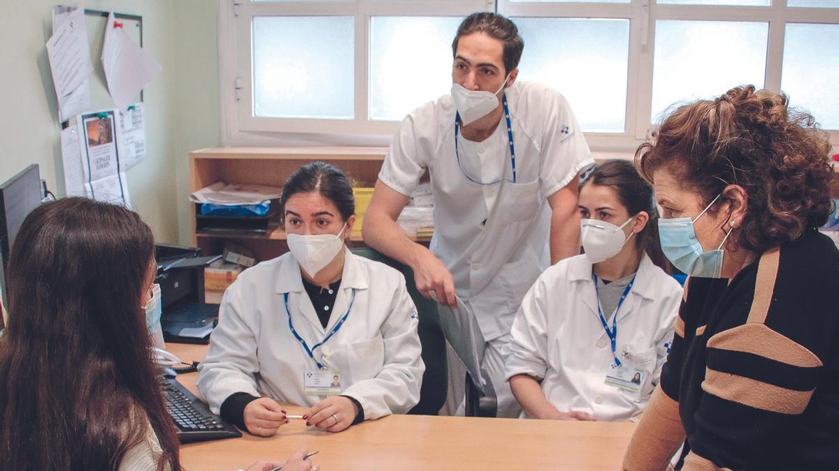 Lucía Fernández Arce (de espaldas) y Belén Alonso Bada (a la derecha), con tres profesionales del centro de salud del Cristo (Oviedo): Nerea Tudela y Julián Díaz (enfermeros especialistas en familia y comunitaria), y Andrea Núñez (enfermera residente).