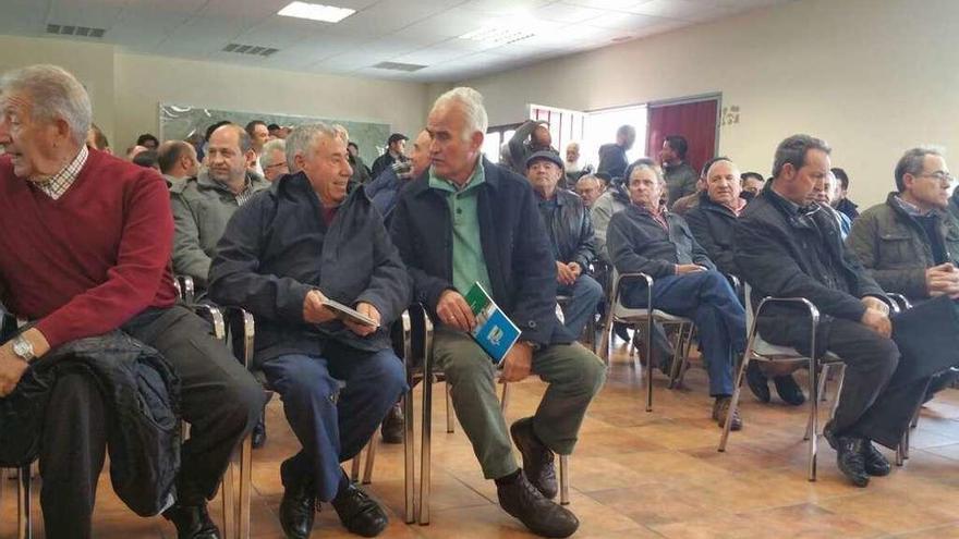 Comuneros del canal Toro-Zamora, durante una asamblea celebrada en la estación de Monte la Reina.