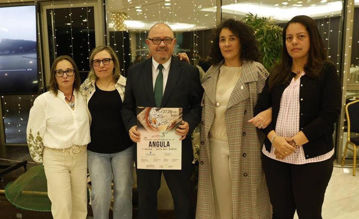 Arriba, ría del Nalón,. A la izquierda, presentación del Festival. Sobre estas líneas, una cazuela de angulas.