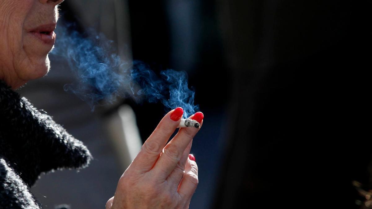 Una mujer fuma en una calle de Madrid