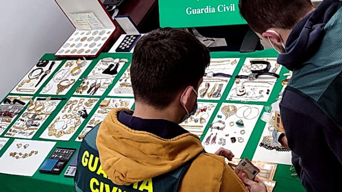 Imagen de varias de las joyas recuperadas por la Guardia Civil.