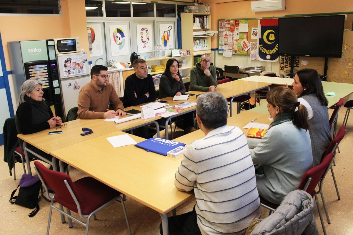 Asistentes a la reunión entre representantes de Compromís y la AFA del Ceip Lluis Vives de Ontinyent.