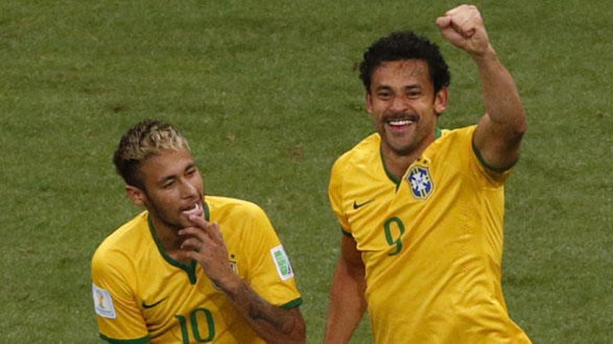 Fred celebra su gol junto a Neymar.