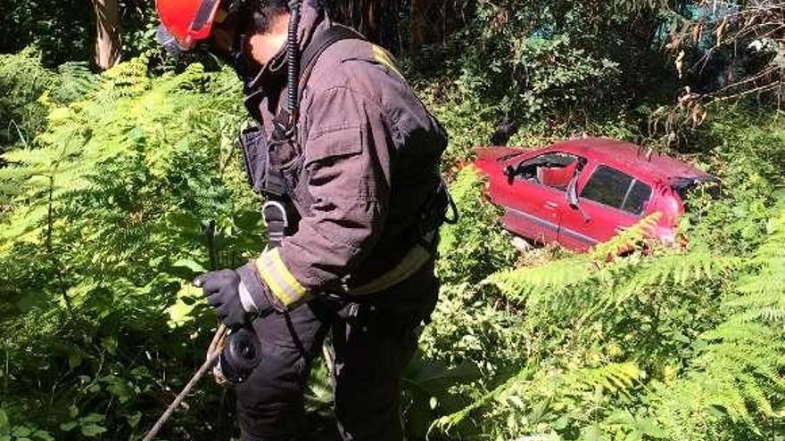Dos jóvenes se precipitan con su coche por un talud