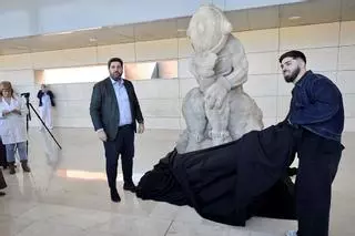 La escultura 'Nomad Pensador' del tatuador murciano Joaquín Ganga ya luce en la Arrixaca
