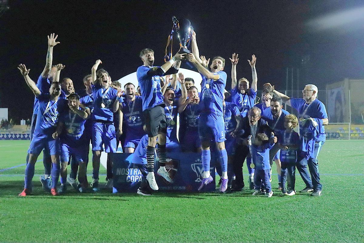 Manises CF players lift the cup