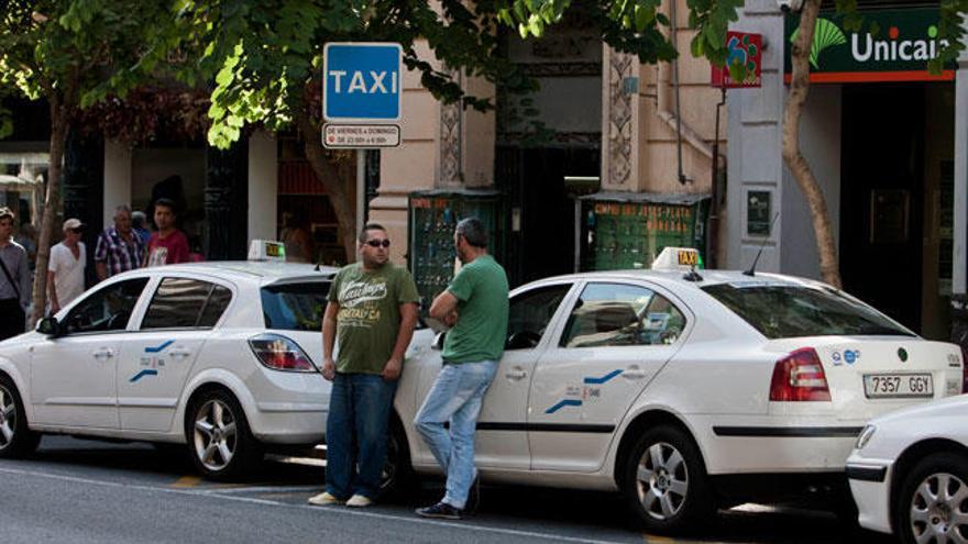 Dos taxistas en una céntrica parada de Alicante