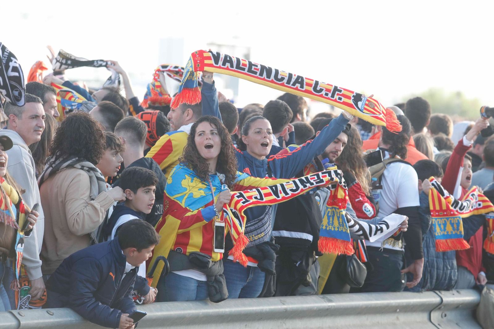 La afición valencianista recibe a su equipo en el estadio de La Cartuja en Sevilla