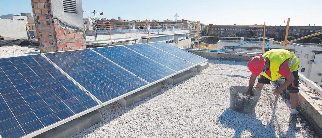 Instalación de paneles solares en un edificio.