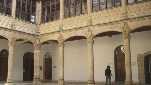 Dos personas se dirigen a la oficina del ECYL en Toro, ubicada en el palacio de Condes de Requena. Foto