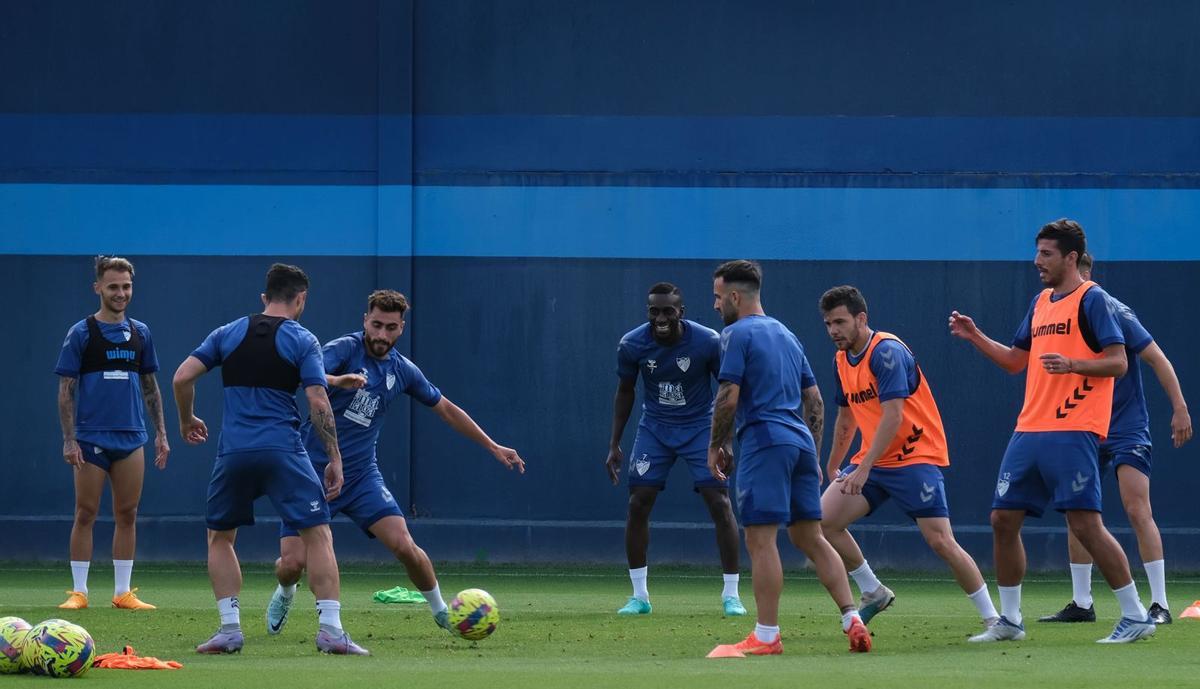 Buen ambiente en elentrenamiento enel Anexo.  málaga cf