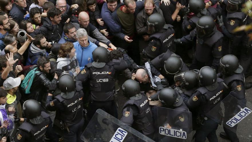 Antidisturbios desplazados de toda España el 1-O en Barcelona.  // Alberto Estévez