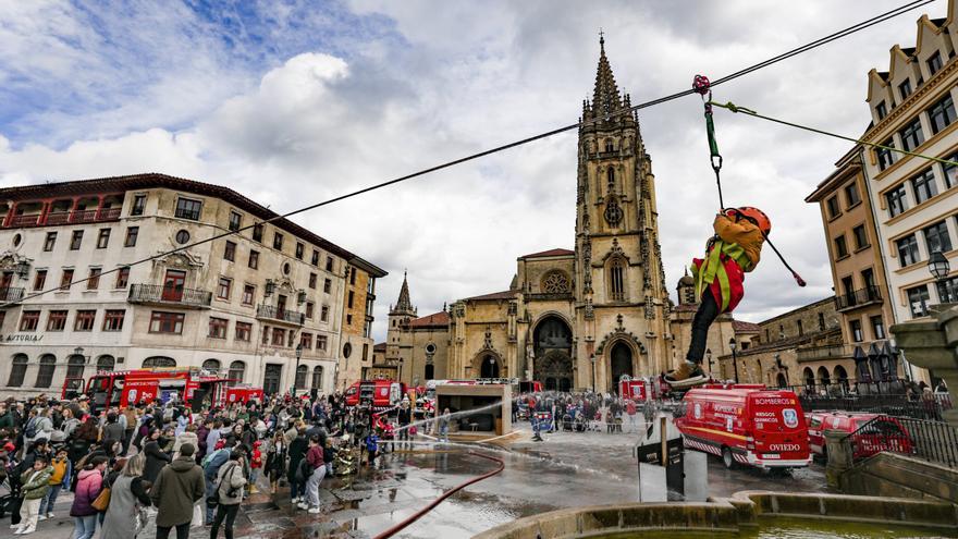 Los bomberos asombran durante los espectaculares simulacros de emergencia en la plaza de la Catedral