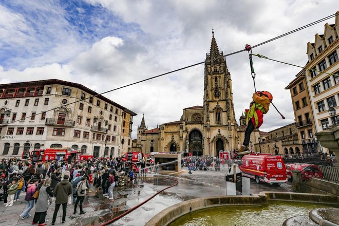 Así fue la exhibición de los bomberos en la plaza de la Catedral de Oviedo