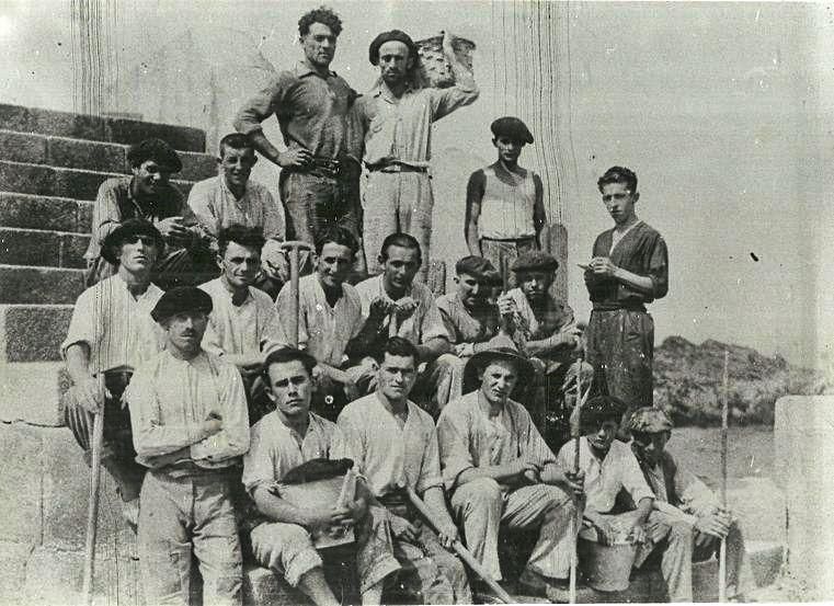 Un grupo obreros posando durante las obras de reparación de los muelles efectuadas en los años cuarenta del siglo XX. | Fotos cedidas por Luis García y Diego Fernández