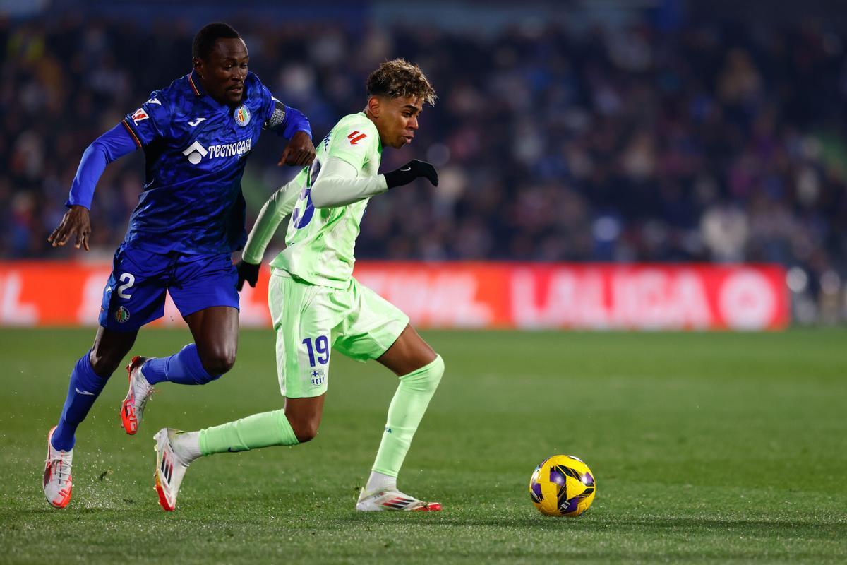Lamine Yamal of FC Barcelona and Dakonam Djene of Getafe CF in action during the Spanish League, LaLiga EA Sports, football match played between Getafe CF and FC Barcelona at Coliseum de Getafe stadium on January 18, 2025, in Madrid, Spain. AFP7 18/01/2025 ONLY FOR USE IN SPAIN. Dennis Agyeman / AFP7 / Europa Press;2025;SPAIN;SPORT;ZSPORT;SOCCER;ZSOCCER;Getafe CF v FC Barcelona - LaLiga EA Sports;