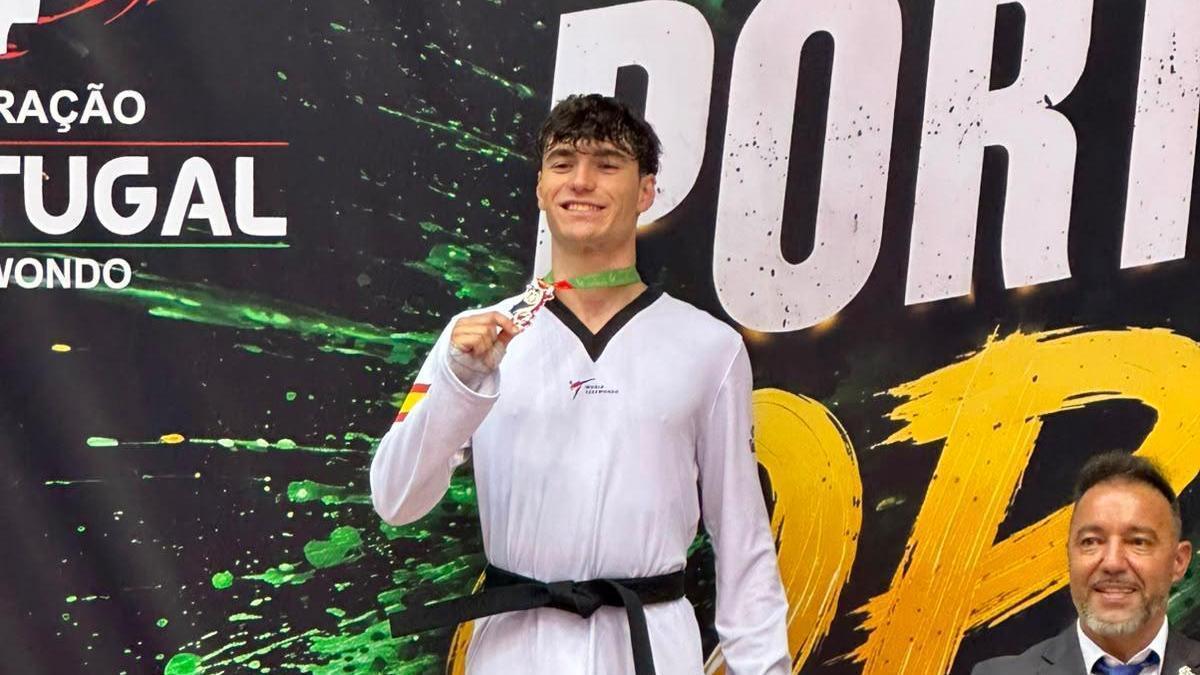 Juan Antonio Milán, en el podio del Open de Portugal celebrado en Oporto