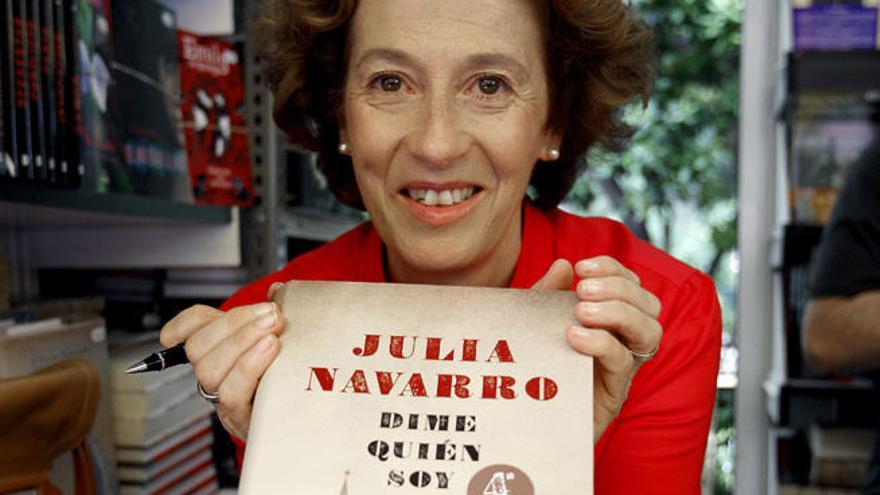 La escritora de la novela, Julia Navarro.