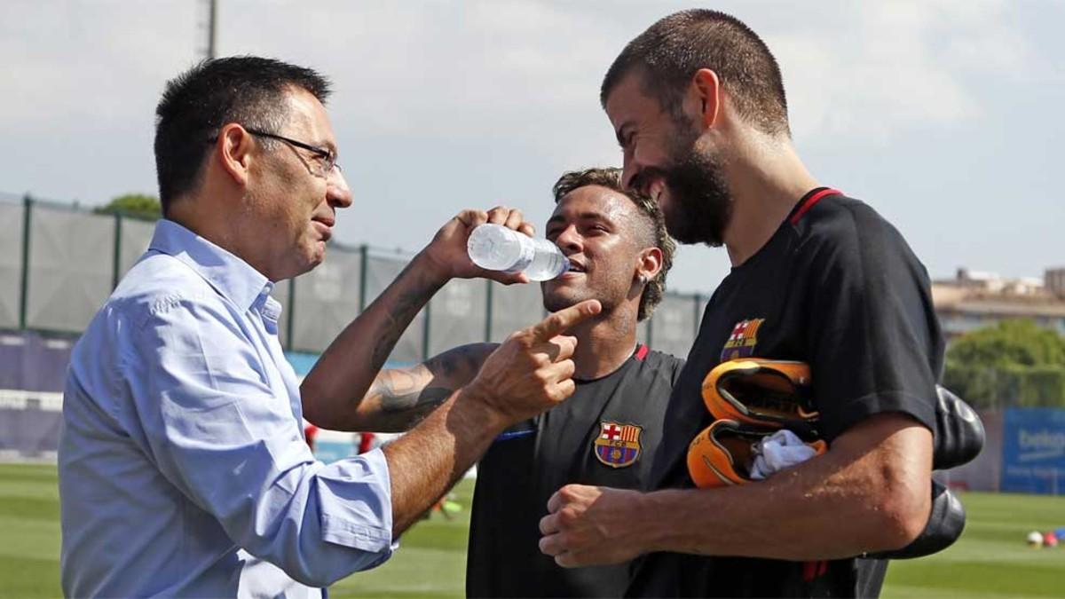 Neymar, Bartomeu y Piqué, en la CIutat Esportiva