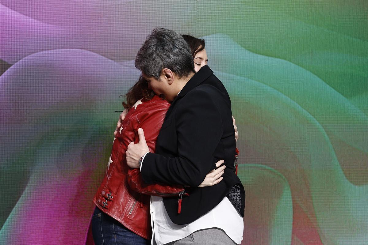 La presidenta de la Comunidad de Madrid, Isabel Díaz Ayuso (i), abraza a la activista iraní Arezoo Mojaverian.