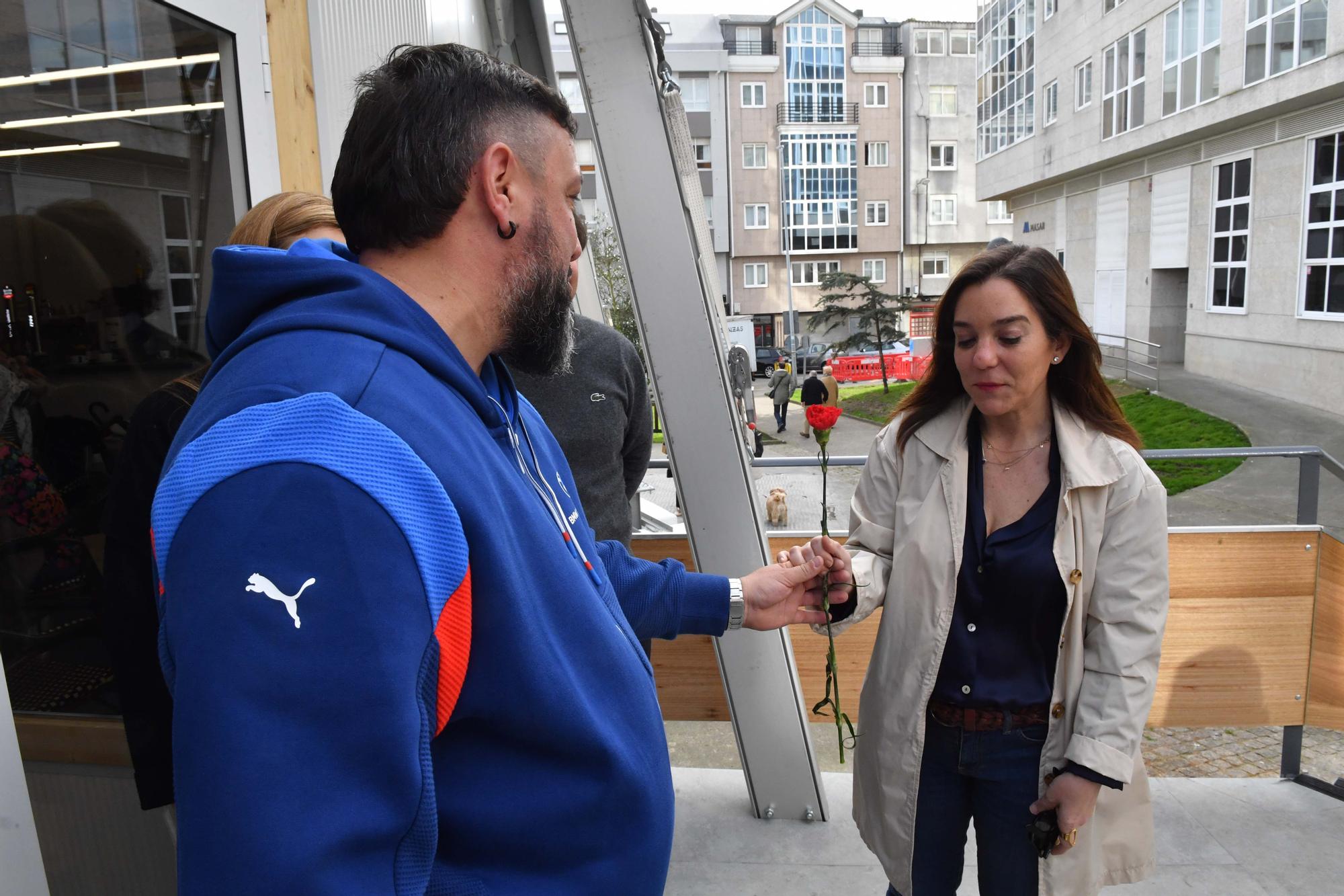 El mercado provisional de Monte Alto abre sus puertas: flores, clientes de siempre y nuevos curiosos