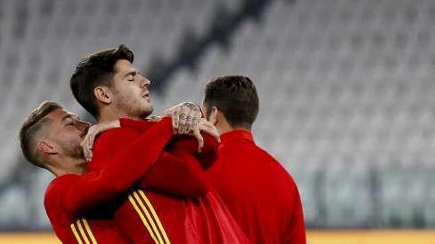 Ramos estira a Morata. // Juanjo Martín