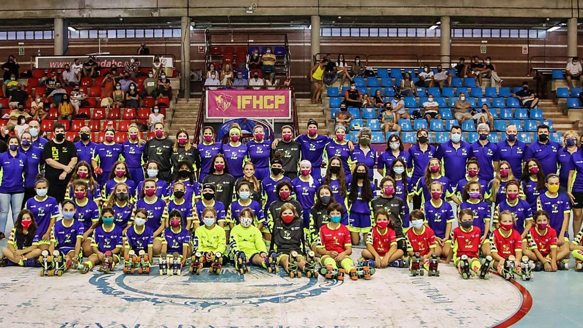 Les nou formacions de l’Igualada Femení Hoquei Club  Patins es van aplegar al mig de la pista del pavelló de Les Comes per immortalitzar l’inici de la temporada | IGUALADA FEMENÍ HCP