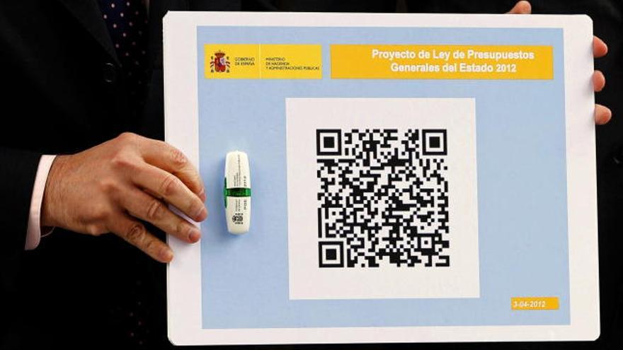 Montoro muestra el código BIDI y el pendrive de los PGE 2012.