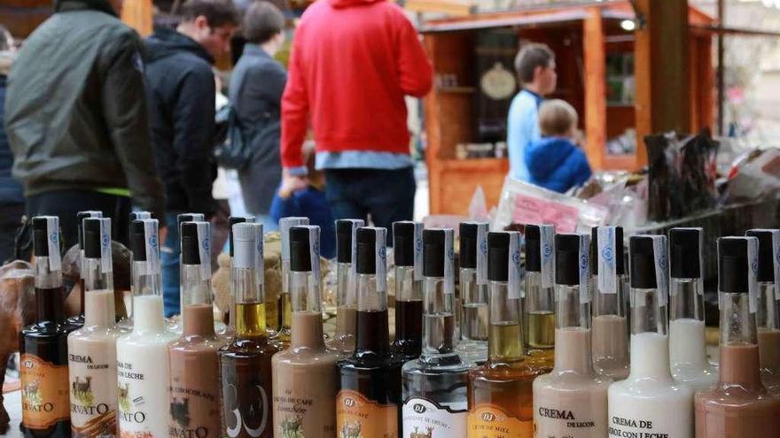 Varias personas visitan la feria durante la tarde de ayer.