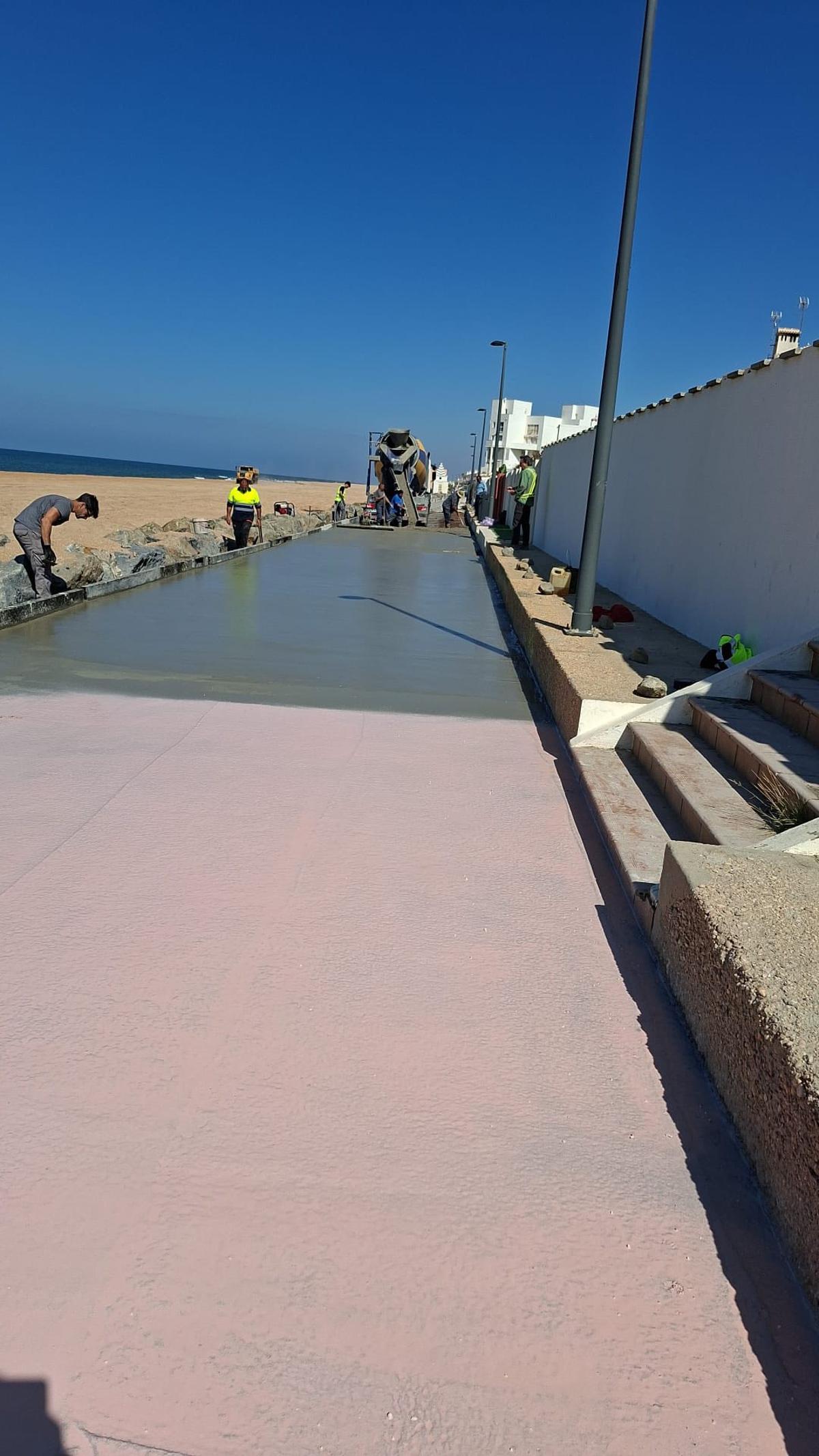 Obras de reparación del paseo marítimo de Matalascañas.