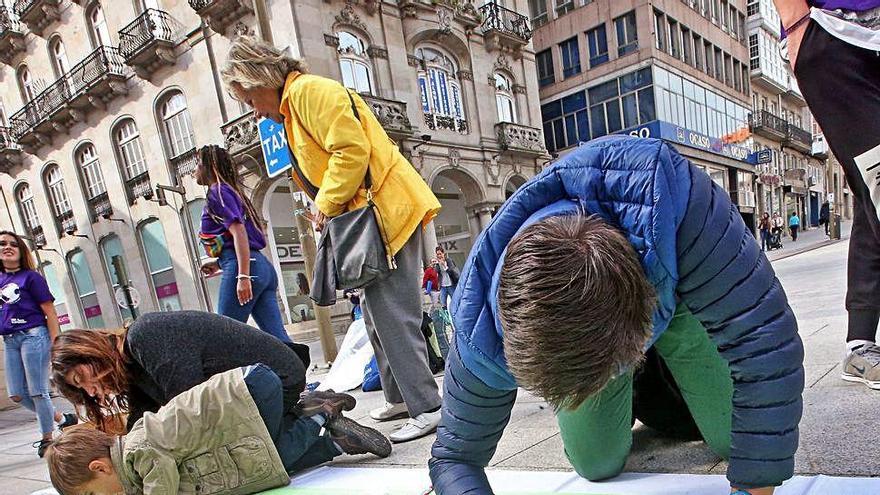 Niños pintan un mural para fomentar la igualdad.