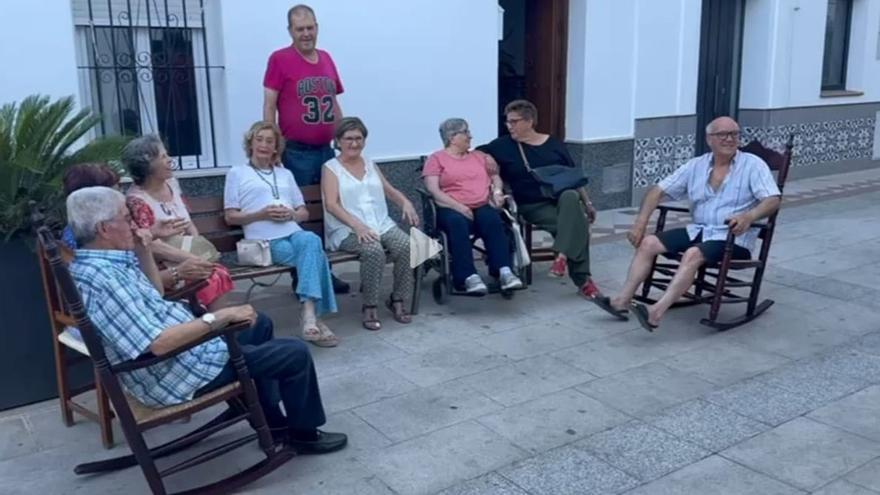 Vecinos de Algar sentados al fresco durante el verano, una tradición que el Ayuntamiento quiere declarar como Patrimonio Inmaterial de la Unesco