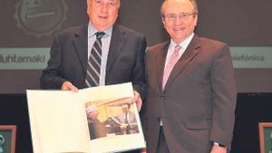 Fernando Roig muestra el libro que recibió de Javier Moll, presidente de Prensa Ibérica, en la entrega de premios del diario Mediterráneo de Castellón