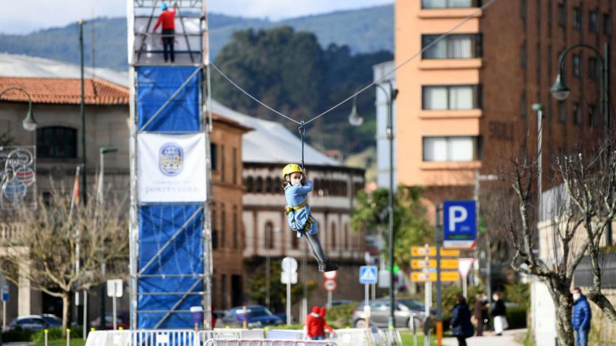 Tirolina instalada en el primer año que la calle estuvo cerrada al tráfico, en diciembre de 2020.