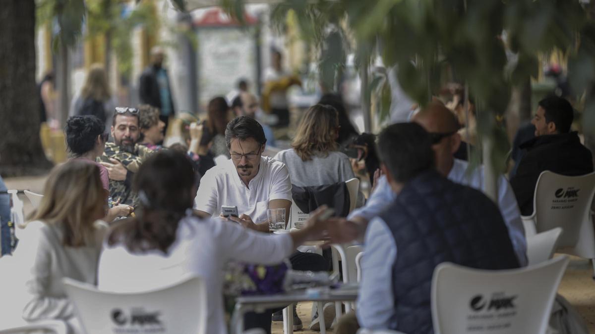 Clientes en un bar