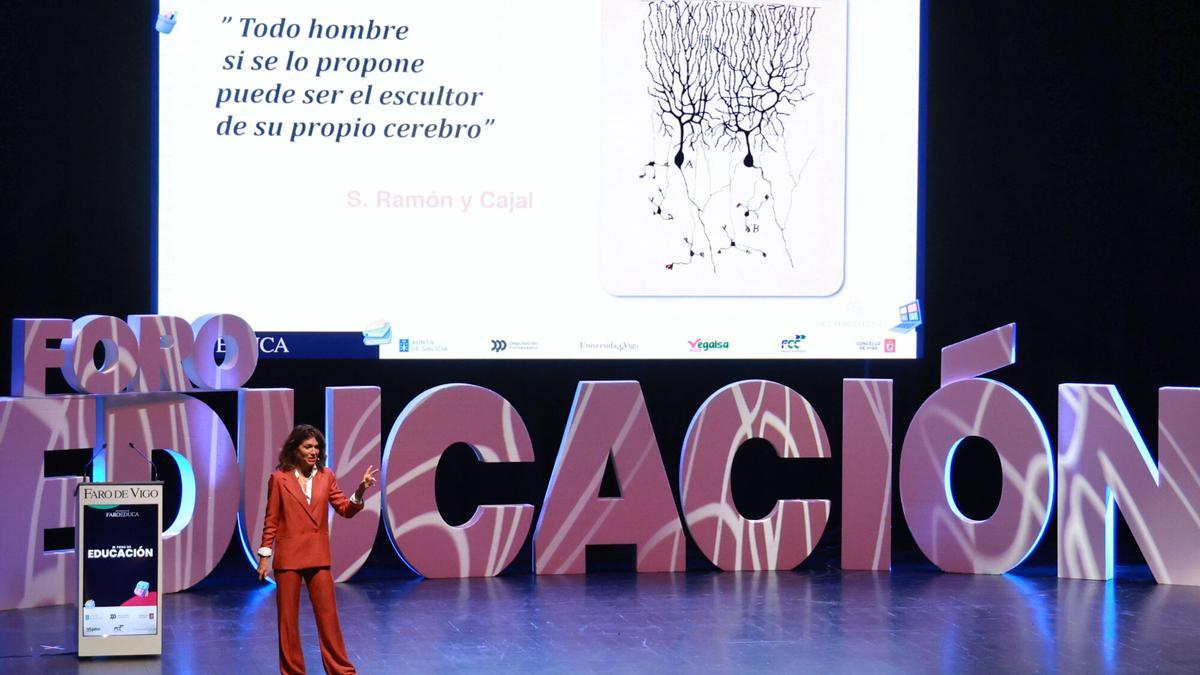 María Velasco, psiquiatra y divulgadora: «A los niños hay que ayudarles a crecer, no lo hacen solos»