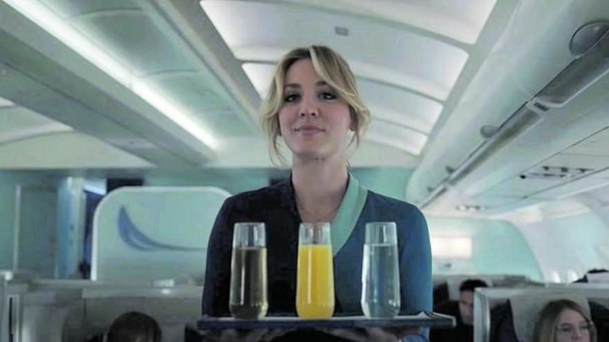 Kalley Cuoco, en pleno vuelo, en la serie ‘The flight attendant’. (L)  | HBO