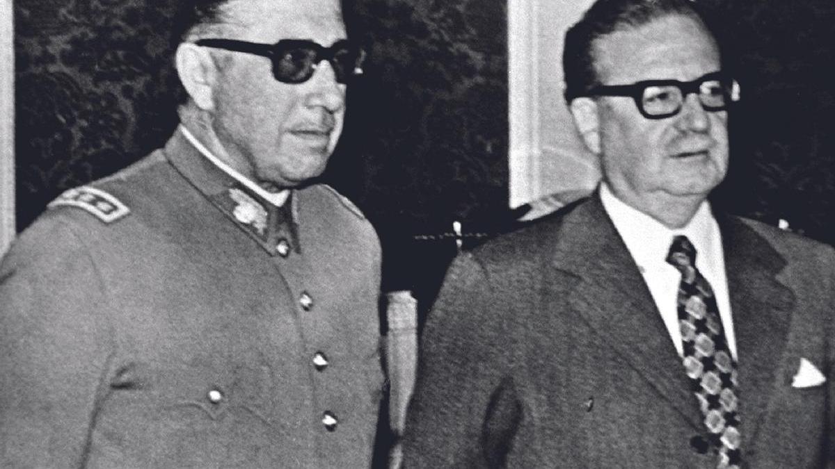 El general Augusto Pinochet y el presidente Salvador Allende, en el Palacio de la Moneda en una imagen de archivo sin datar.