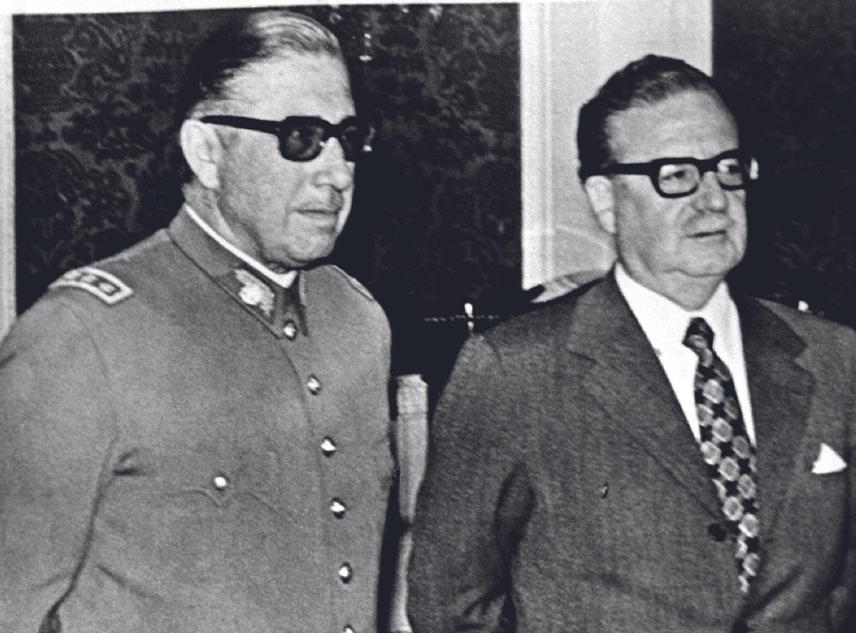 El general Augusto Pinochet y el presidente Salvador Allende, en el Palacio de la Moneda en una imagen de archivo sin datar.