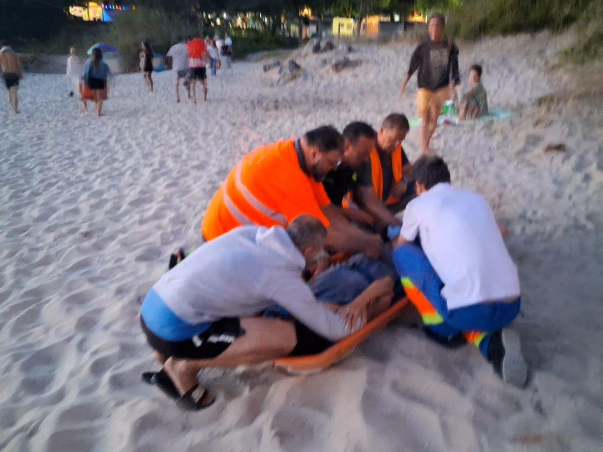 Servicios de emergencias atendiendo a la accidentada en la playa de Francón.