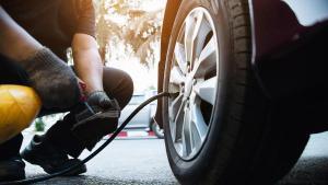 Mecánico revisando los neumáticos de un coche